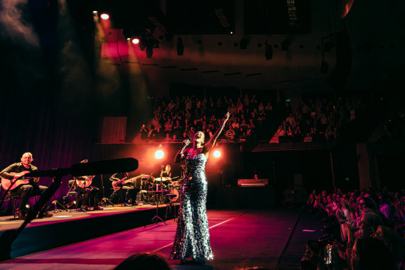 Mariza amps up the intensity from the very beginning of the show.