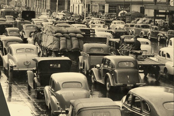 Cars and trucks jam Flinders Street in Melbourne in 1950. 