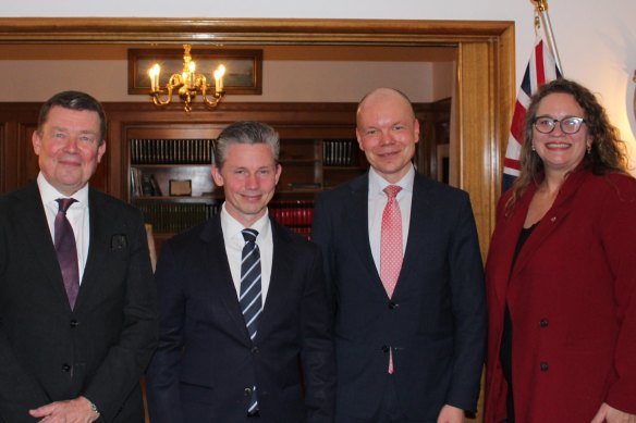 سفير فنلندا لدى أستراليا أرتو هابيا (الثالث من اليسار). 