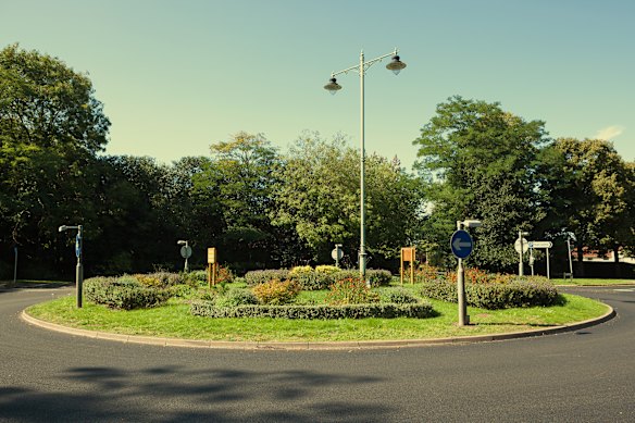 An early roundabout in Britain, circa 1909, in Letchworth Garden City.
