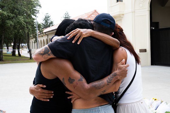 Mourners at Bondi Beach after the shootings. 