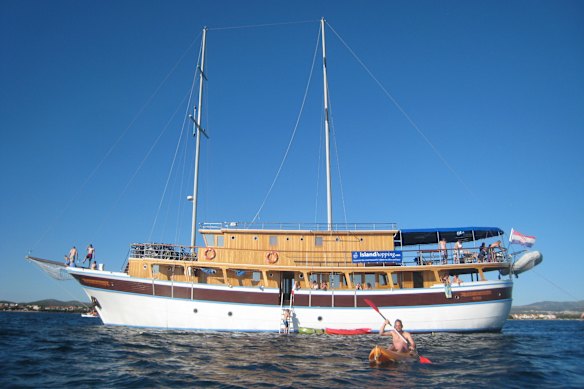 Sailing away with UTracks in Croatia.