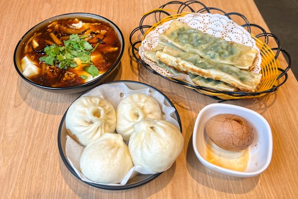  Douhua tofu pudding, chive dumplings, tea egg, and pork and spring onion steamed buns.