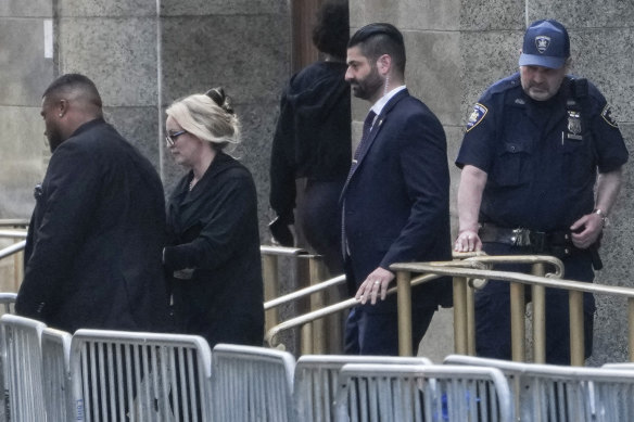 ستورمي دانيلز (الثانية من اليسار) تخرج من قاعة المحكمة في نيويورك.