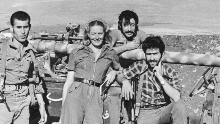 Vanessa Redgrave posa com membros da Organização de Libertação da Palestina, em Fatahland, enquanto actuava no The Palestinian.