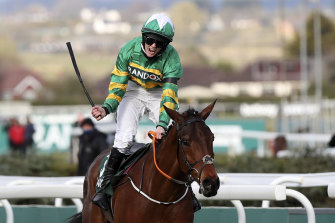   Rachael Blackmore remporte le Grand National sur Minella Times. 