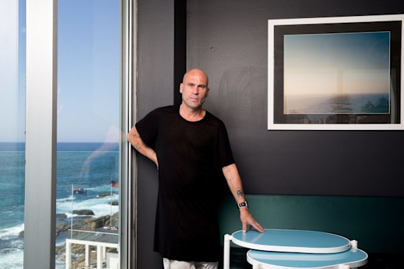 Sydney restaurateur Maurice Terzini has sold his last shares in Bondi landmark Icebergs Dining Room and Bar. 