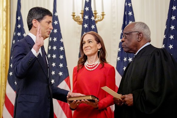 Kevin Warsh (left) takes the oath of office to become chairman of the Federal Reserve, administered by Supreme Court Justice Clarence Thomas.