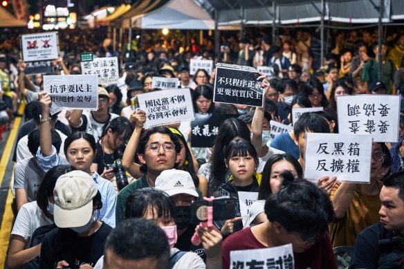 Protesters extracurricular  Taiwan’s Legislative Yuan connected  Tuesday night.