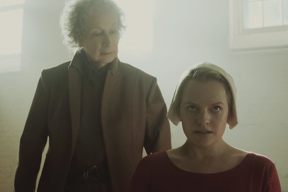  Margaret Atwood, author of <i>The Handmaid’s Tale</i>, and actor Elisabeth Moss in the television adaptation.