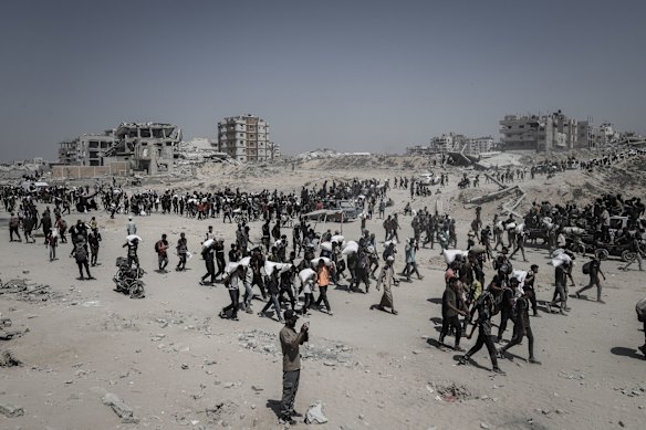Palestinane conduz macho engrenado em Gaza por Beit Lahia, norte de Gaza, no domingo.