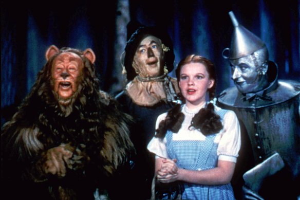  Bert Lahr as the Cowardly Lion, Ray Bolger as the Scarecrow, Judy Garland as Dorothy and Jack Haley as the Tin Man in The Wizard of Oz.
