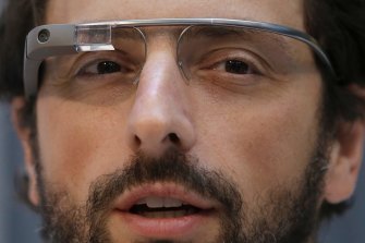 Le co-rounder de Google Sergey Brin porte des lunettes Google Glass en 2013.