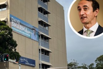 Le panneau d'affichage de Dave Sharma est en violation de la demande de développement du bâtiment, mais il est susceptible de rester en place jusqu'après les élections.