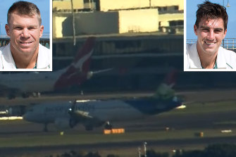 L'avion arrivant à Sydney et, en médaillon, David Warner et Pat Cummins.