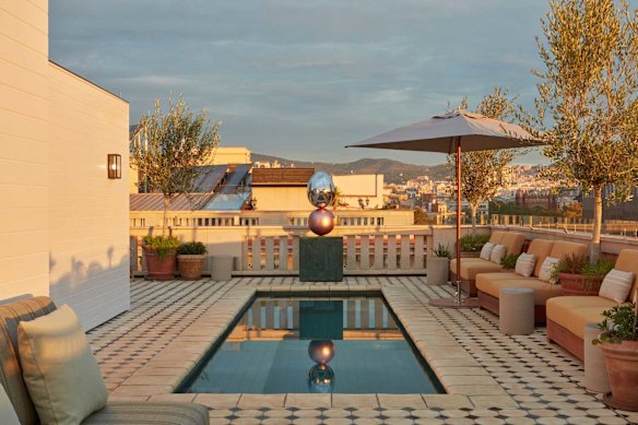 Borneta Barcelona’s convivial rooftop terrace and swimming pool.