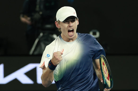 Alex de Minaur advances to the quarter-finals.