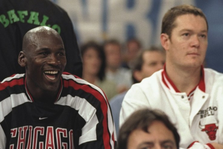 Michael Jordan og Luc Longley ser handlingen fra Chicago-bænken under kampen mellem Bulls og Olympiakos i Paris i 1997.