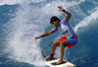 Pauline Menczer surfe en route pour remporter le Turtle Bay Resort Women's Pro à Hawaï en 2002. 