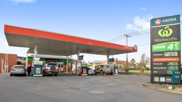 Canadian firm Couche-Tard faces a potential rival from the UK over Caltex.