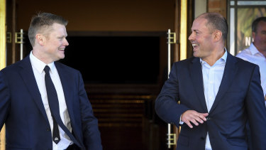 L'ancien trésorier Josh Frydenberg avec Keith Wolahan après que ce dernier a remporté un concours de présélection en janvier 2021.