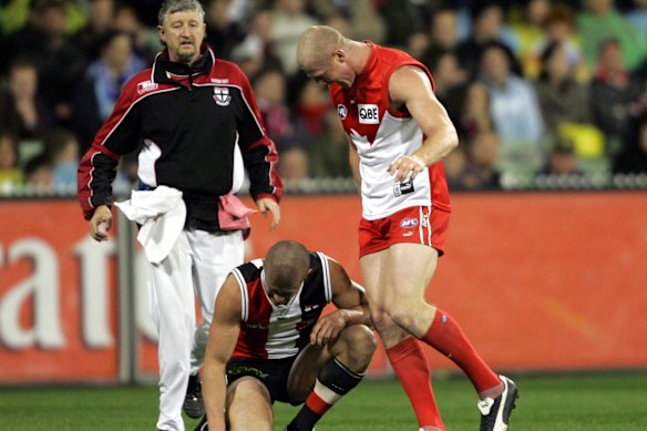Barry Hall and Matt Maguire during the 2005 preliminary final. 