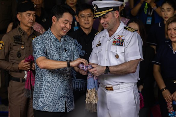 The Lincoln’s commanding officer, Captain Dan Keeler, exchanges gifts with Pattaya Mayor Poramet Ngampichet at the city’s Hard Rock Hotel.