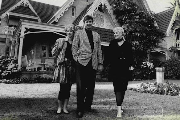 John and Merivale Hemmes and their 18-year-old daughter, Bettina, outside the Hermitage in 1982.