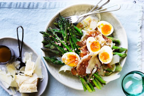Salad of asparagus, prosciutto and egg with vinaigrette.
