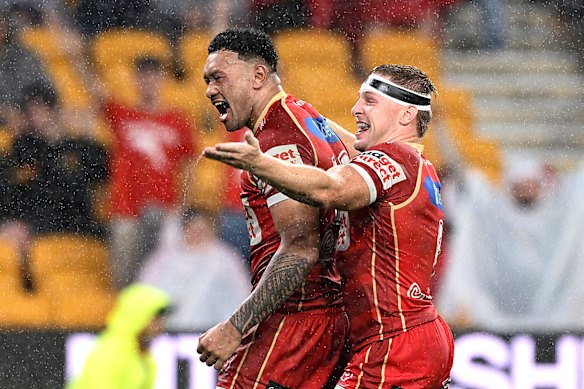 Kulikefu Finefeuiaki scores for the Dolphins.