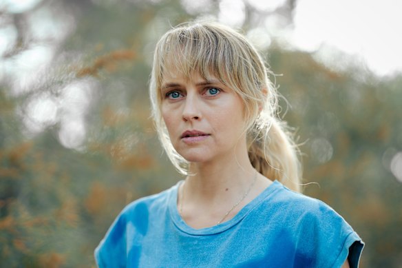 In The Family Next Door, Teresa Palmer plays Isabelle, a newcomer whose arrival throws the lives of the residents of a beachside cul-de-sac into chaos.