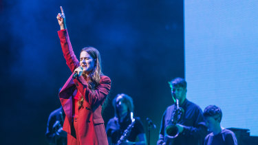 «Il ne pouvait pas se taire à propos de Mia Wray.  Gudinski était enthousiasmé par le jeune artiste que Mushroom avait récemment signé.  Elle a joué à son mémorial d'État.