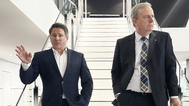 Le directeur général de New Nine, Mike Sneesby, et le président Peter Costello ont accueilli le personnel après l'annonce.