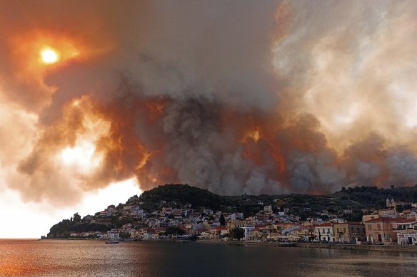Une île au nord d'Athènes en feu en 2021, alors que la Grèce était aux prises avec sa pire vague de chaleur depuis des décennies.