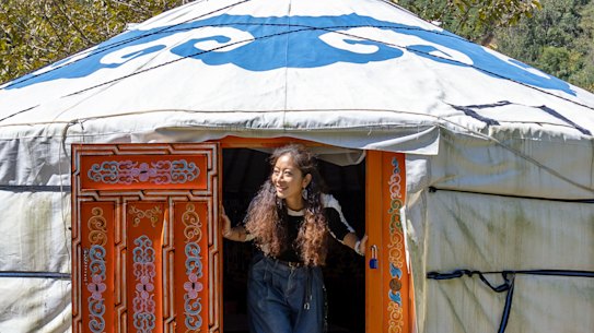 Mona, a vocal artist, is setting up nomadic-style community in Dali, where she hosts singing retreats.