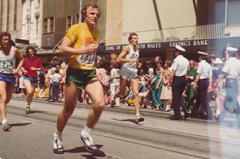 David Foskey, pictured in the Melbourne CBD towards the end of the 1981 Melbourne Marathon.