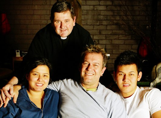 Jimmy Barnes and two of his children, Eliza-Jane and Jackie, in 2004 with Fr Riley.
