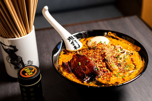Kikanboは、スパイシーで口をつぶすラーメンのボウルを専門としており、いくつかのスパイスレベルを選択できます。