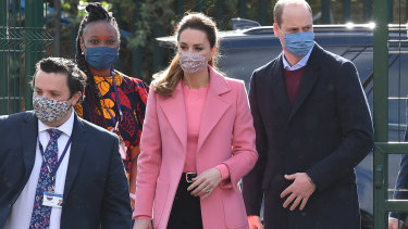 Le prince William et Catherine, la duchesse de Cambridge, ont visité une école de l'est de Londres où le prince William a répondu à l'interview à la bombe donnée par son frère le prince Harry et sa femme, Meghan, la duchesse de Sussex.