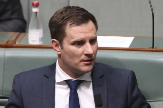 Le ministre de l'Immigration Alex Hawke a réorganisé l'admission de migrants qualifiés du pays avec plus de personnes à venir en tant que parrainé par l'employeur.