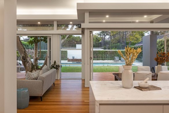 Carinya covers an area of ​​1700 square meters and was built in 1924 and redesigned by Playoust Churcher Architects.