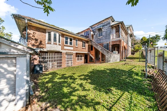 31 Perrott Street is set on an elevated 473 square metre corner block.