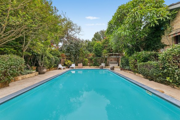 Downsizers secured a Killarney Heights home at auction on Saturday with a final $1000 bid.