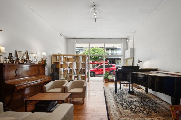 A family from Balmain outbid architects at auction on Saturday for a $2.5 million home and office space in Glebe.