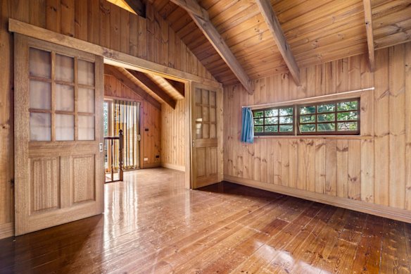 An Eltham property with two separate titles sold at Saturday auction for $865,000. 