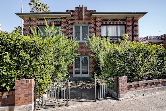 A first home buyer couple from Leichhardt paid $1.62 million at auction on Saturday for an apartment in this Art Deco block Dulwich Hill.