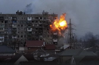 Une explosion est observée dans un immeuble d'appartements après le tir d'un char de l'armée russe à Marioupol, en Ukraine, vendredi.