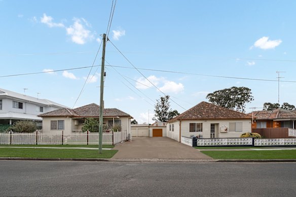 A developer paid $3,515,000 at auction on Saturday for a dual property in St Marys, and is likely to build townhouses for first home buyers in the future.