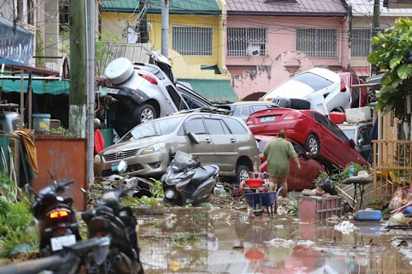 Vehicles left piled up by floodwaters resulting from Typhoon Kalmaegi in Cebu City.