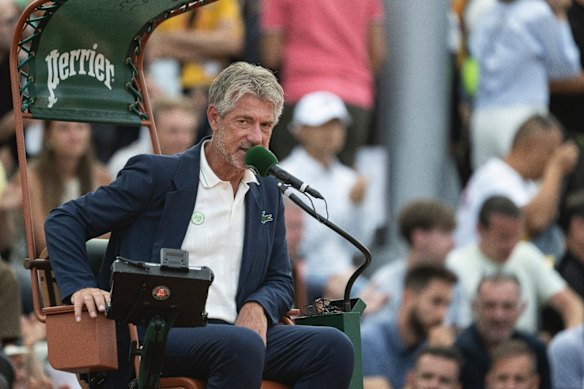 John Blom umpiring at Wimbledon. 